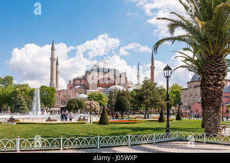 Hagia Sophia era un Greco cristiano ortodosso basilica patriarcale, poi convertita in una moschea ottomana, e ora un museo (Ayasofya Müzesi) ad Istanbul in Turchia. A decorrere dalla data della sua costruzione nel 537 d.c. e fino al 1453, è servita come una cattedrale ortodossa e la sede del Patriarca di Costantinopoli, tranne che tra il 1204 e il 1261, quando è stato convertito dal quarto crociati di una Cattedrale cattolica romana sotto l'impero latino di Costantinopoli. L'edificio era una moschea dal 29 maggio 1453 fino al 1931. Essa è stata poi secolarizzato e aperto come un museo il 1 febbraio 1935. Foto Stock