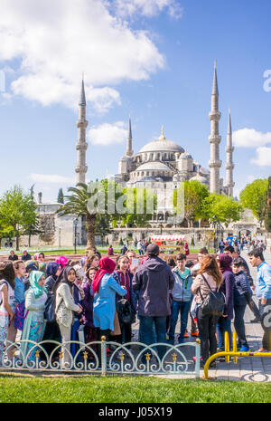 La Moschea del Sultano Ahmed, o Sultan Ahmet moschea è una moschea storica si trova a Istanbul, in Turchia. Una popolare località turistica, la Moschea del Sultano Ahmed, continua a funzionare come una moschea oggi; uomini ancora si inginocchiano in preghiera nella moschea di lussureggianti tappeto rosso dopo la chiamata alla preghiera. La Moschea Blu, come è comunemente noto, fu costruito tra il 1609 e il 1616 durante la regola di Ahmed I. la sua Külliye contiene Ahmed della tomba di un madrasah e un ospizio. Magnifici dipinti a mano piastrelle blu adornano la moschea di pareti interne e di notte la moschea è immerso nel blu come luci del telaio della moschea principale di cinque cupole, s Foto Stock