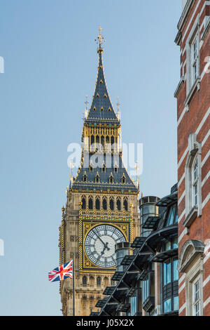 Una immagine ritratto del Big Ben e l'Unione Jack flag battenti in Westminster, Londra, Regno Unito Foto Stock