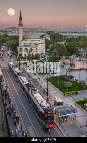 Il Firuz Ağa moschea è una vecchia moschea ottomana nel quartiere Fatih di Istanbul, Turchia. È stato costruito da Firuz Ağa, la testa tesoriere del sultano Beyazıt II. Il sarcofago in marmo di Firuz Ağa è situato nel complesso della moschea. La moschea si trova nel centro storico della città, sul Divanyolu Street, vicino ad altri importanti luoghi storici, la Moschea di Sultanahmet, Aya Sofya e Basilica Cistern. Foto Stock