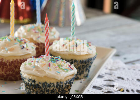 Tortini di compleanno e candele Foto Stock