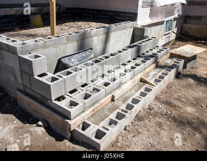 Cinder blocchi utilizzati per un portico in corrispondenza di un sito in costruzione Foto Stock