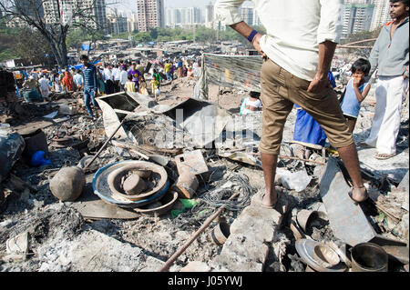 Case distrutte dal fuoco baraccopoli, damu nagar, kandivali, Mumbai, Maharashtra, India, Asia Foto Stock