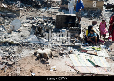 Danneggiato in slum fire, damu nagar, kandivali, Mumbai, Maharashtra, India, Asia Foto Stock