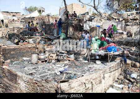 Case danneggiate in slum fire, damu nagar, kandivali, Mumbai, Maharashtra, India, Asia Foto Stock