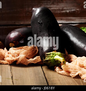 Grande melanzane (melanzane) close-up in una scatola di legno. Messa a fuoco selettiva. Foto Stock