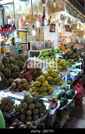 HO CHI MINH, VIETNAM - Febbraio 15, 2013: gli agricoltori vendono i loro fresche biologiche bio frutti nel mercato centrale di Saigon Foto Stock