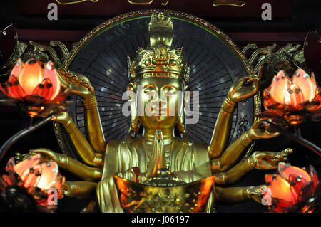 HANOI, VIETNAM - 19 febbraio 2013: piccolo santuario dedicato a Avalokitesvara Boddhisatva all'interno della Pagoda su un pilastro di Hanoi Foto Stock