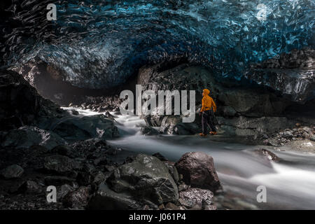 Islanda: questi cold-come-esploratori di ghiaccio sono stati-disposti a sacrificare al fine di catturare queste magnifiche grotte di ghiaccio prima che si sciolga. Immagini sorprendenti hanno rivelato ice-cool turisti britannici di refrigerazione all'interno il più lungo ghiacciaio d'Europa - pur essendo a rischio di allagamento. La spettacolare collezione di immagini mostrano gli esploratori sfidando le temperature di congelamento a salire, fotografia e persino calata all'interno del gelido cliff i lati. Un'altra immagine mostra uno dei visitatori sulle ginocchia che figurano a pregare accanto a una cascata di ghiaccio fuso. Altri luccicante riprese mostrano un avventuriero che tenta di mantenere la guerra Foto Stock