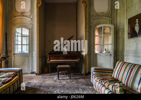 Francia: EERIE immagini di un abbandono mansion francese hanno rivelato l'ex proprietario del spooky collezione di statue e resti di animali. Il haunting foto mostrano come i beni sono stati lasciati sparsi lungo le camere da letto e come arte è stata presa dalle pareti di appoggio al pavimento. Un altro colpo approfondisce il proprietario di hobby come un polveroso pianoforte prende l'orgoglio del luogo in una stanza accompagnato da strisce luminosamente divani. Una statua spooky con la metà di un volto mancante, scala a chiocciola e grand sala da pranzo tutti gli stand mirabilmente ancora. Le fotografie sono state scattate da assistente educativo Retout Brice Foto Stock