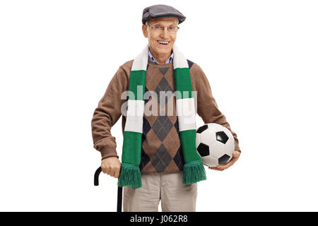 Anziani tifoso di calcio con una sciarpa e un isolato di calcio su sfondo bianco Foto Stock