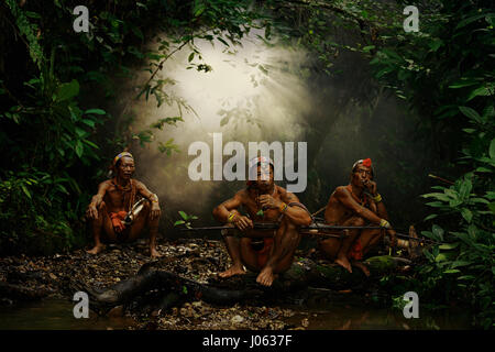 Isola SIBERUT, INDONESIA: magnifiche fotografie di gli ultimi membri di una tribù tatuato dare uno sguardo nella loro vita quotidiana sull'isola che chiamano casa. Il Mentawai tribù viva una base e uno stile di vita tradizionale lontano dalla tecnologia del XXI secolo. Le fotografie mostrano la tribù caccia nella vasta giungla tropicale e catturate i momenti personali come un padre tramandano tradizioni tribali a suo figlio. Queste persone sono gli ultimi ad utilizzare la loro tecnica di tribali di mano-maschiatura a tatuare i loro corpi. Essi abitano Siberut isola in Indonesia ed erano intimamente fotografata da Henry K Foto Stock