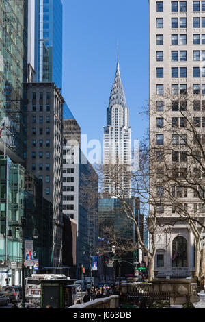 Skyline di New York con sky raschiatori e Chrysler Building Foto Stock