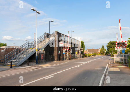 Passaggio a livello con le barriere sollevate al Attenborough stazione ferroviaria, Nottinghamshire, England, Regno Unito Foto Stock