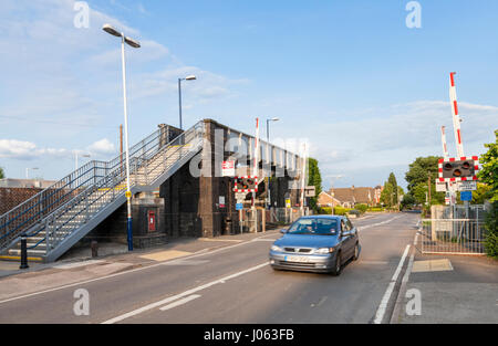 Guida auto su un passaggio a livello con le barriere sollevata, Attenborough stazione ferroviaria, Nottinghamshire, England, Regno Unito Foto Stock