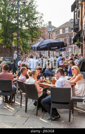 Persone seduti all'aperto in estate e di bere al di fuori della città di pub e bar, Nottingham, Inghilterra, Regno Unito Foto Stock