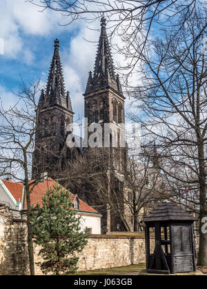 Chiesa gotica dei santi Pietro e Paolo e la necropoli di Vysehrad. Praga, Repubblica Ceca. Foto Stock