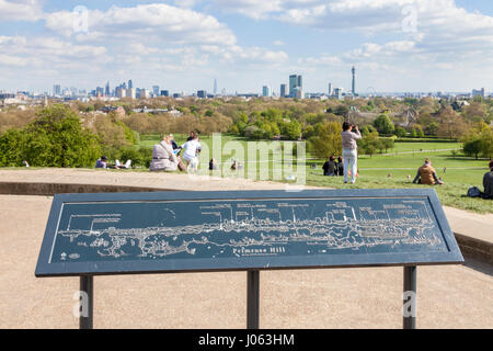 Visualizzazione o punto di osservazione che mostra un profilo, le informazioni e i dettagli della vista sull'orizzonte di Londra da Primrose Hill, London, England, Regno Unito Foto Stock