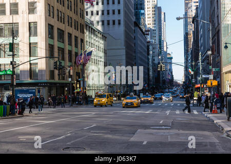 Taxi e altro traffico guidando lungo la Fifth Avenue, New York Foto Stock