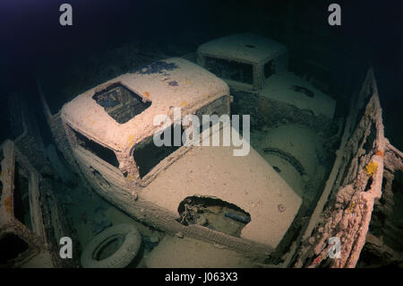 I carrelli che sono state trasportate nel momento in cui la nave affondata. Lugubre foto subacquee mostrano all'interno del relitto della sunken British Guerra Mondiale due nave SS Thistlegorm il settantacinquesimo anniversario del suo affondamento. La serie di immagini che mostrano i resti arrugginiti della marina mercantile carico della nave che include motociclette, camion dell'esercito e di un aeromobile a elica. Altre foto mostrano come la vita di mare sono state che popolano il relitto. Foto Stock