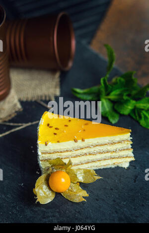 Passione fresca torta alla frutta. Dessert su piastra. Il ristorante o bar atmosfera Foto Stock