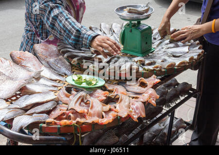 Pesci secchi di stallo del mercato Bangkok in Thailandia Foto Stock