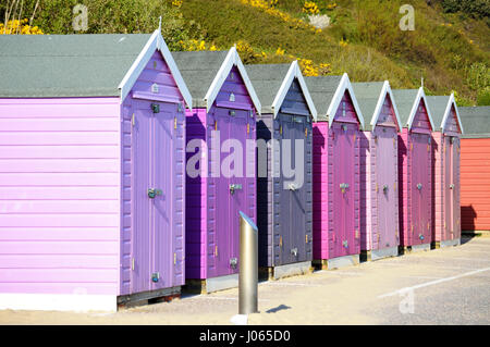 Riga della pittoresca spiaggia di capanne lungo la spiaggia di Bournemouth Dorset, Regno Unito Foto Stock