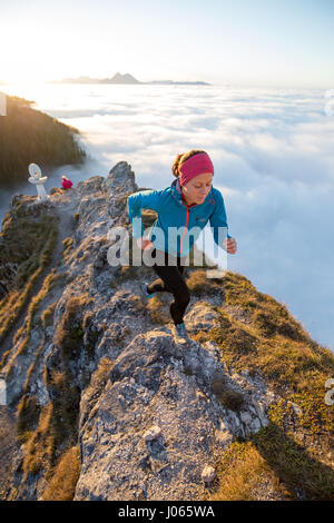 Una guida di montagna sulla bellissima montagna Nockstein in Salzburg, Austria. Foto Stock