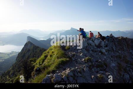 Gli alpinisti e gli escursionisti godetevi la vista dalla cima della montagna di Schober in Salzburg, Austria. Foto Stock