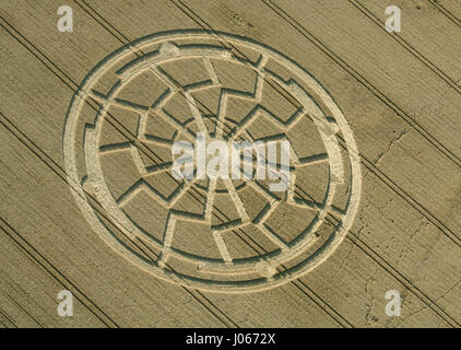 Bowerchalke, Wiltshire, Regno Unito: UN CROP CIRCLE ricercatore precedenti il misterioso fenomeno è un sollievo temporaneo per i malati di morbo di Parkinson. In una storia simile a vincere l'Oscar-1985 fantasy film Cocoon, dove gli anziani hanno i segni della vecchiaia invertiti da esseri provenienti da un altro mondo, alcuni ricercatori britannici sostengono ora Crop Circles potrebbe avere un effetto simile in realtà. Venticinque anni di studio dal ricercatore scientifico Lucy Pringle, da Hampshire ha rivelato gli effetti benefici di essere dentro un cerchio di raccolto per i malati di morbo di Parkinson. Le persone affette da malattia di h Foto Stock