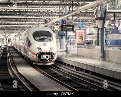 Il tedesco alta velocità C.E.I. treno in stazione Midi di Bruxelles Belgio Foto Stock