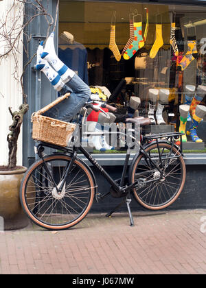 Le biciclette parcheggiate nel centro della città di Amsterdam Paesi Bassi Foto Stock