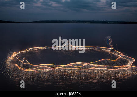 Brasiliano altopiano centrale, BRASILE: natura e scienza hanno fuso come un fotografo utilizza i fuochi d'artificio sparati da alberi per fare loro la luce di spurgo. Il magico riprese mostrano alberi e un lago illuminato dalla luce-percorsi dai fuochi d'artificio in località sparse in tutto il Brasile altopiano, la ricca fauna selvatica del paesaggio che copre la maggior parte della parte orientale, parte centrale e meridionale del Brasile. Fotografo locale Vitor Schietti manualmente i fuochi d'artificio ondulata con l'assistenza di una lunga asta per creare i modelli di moto vorticoso e stratificato fino a dodici fotografie per raggiungere la finale la raccolta di immagini è chiamato 'Impermanente Foto Stock