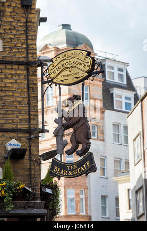 L'orso e il personale segno pub. Bear Sreet e Charing Cross di Londra Foto Stock