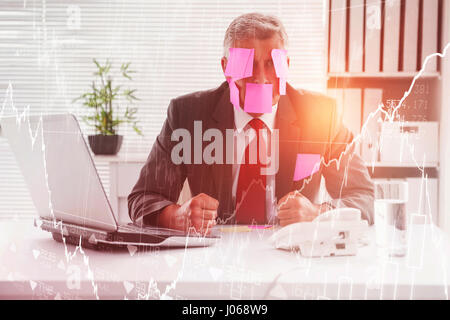Titoli e azioni contro sopraffatto imprenditore con note adesive sulla faccia Foto Stock