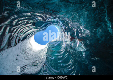 Islanda: immagini spettacolari hanno rivelato brave persone esplorazione all'interno di belle grotte di ghiaccio nonostante il ghiaccio in fusione. La serie di foto sorprendenti mostrano i turisti arrampicata su carta lucida il ghiaccio formatosi, scattare fotografie e coraggiosamente piedi sotto forte cercando ghiaccioli. Altre riprese mostrano il gelido le sfumature di blu dei laghi che si sono formati all'interno dei ghiacciai. In netto contrasto, splendide riprese aeree mostra la distesa di Islanda i ghiacciai dal cielo, mostrando la ondulata di gamma della montagna con la neve e la formazione di ghiaccio. L'incredibile scatti sono stati catturati da Johann Helgason da Hafnarfjordur, ghiaccio Foto Stock