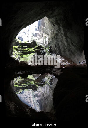 Figlio DOONG, VIETNAM: eye-opening immagini che mostrano i turisti di avventurarsi e campeggio all'interno del più grande del mondo di grotta sono emerse. La awesome immagini mostra le persone pitching tende da campeggio la notte all'interno della due-e-un-mezzo miglio lungo Hang Son Doong, Vietnam centrale e guardando come matchstick caratteri come essi immettere la grotta ha bocca - al cui interno è 800-piedi di altezza. Altre immagini mostrano un fiume che scorre nella caverna e turisti trekking lungo il torrente. Le splendide foto sono state scattate da pensionato ingegnere civile Douglas Knuth (65) da Woodstock, Illinois, Stati Uniti al figlio Doong, Vietnam. Prendere h Foto Stock