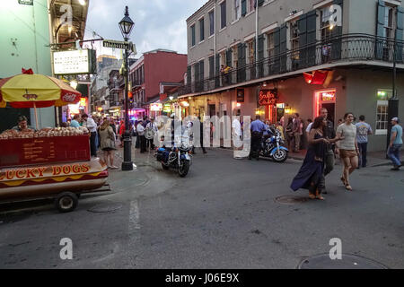 NOPD moto ufficiali a mantenere la pace su Bourbon Street, New Orleans Foto Stock