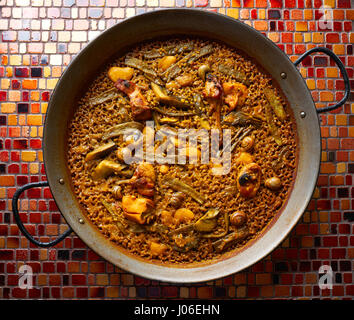 Paella Valenciana con pollo coniglio carciofi fagioli e lumache Foto Stock