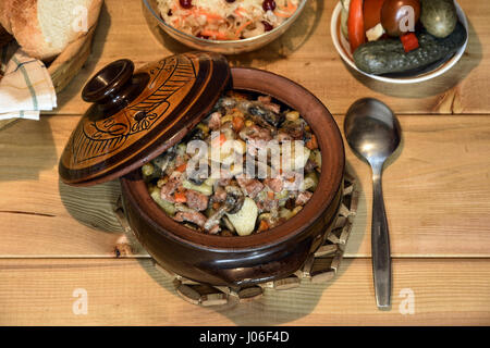 Arrosto di 'Kirsani' con funghi e fagioli, Rostov-on-Don, in Russia, Aprile 6, 2017 Foto Stock