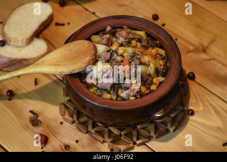 Arrosto di 'Kirsani' con funghi e fagioli, Rostov-on-Don, in Russia, Aprile 6, 2017 Foto Stock