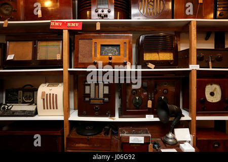 Vecchie radio illustrato in Bognor Regis Museum, West Sussex, Regno Unito. Foto Stock