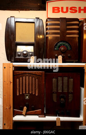 Vecchie radio illustrato in Bognor Regis Museum, West Sussex, Regno Unito. Foto Stock