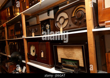 Vecchie radio illustrato in Bognor Regis Museum, West Sussex, Regno Unito. Foto Stock