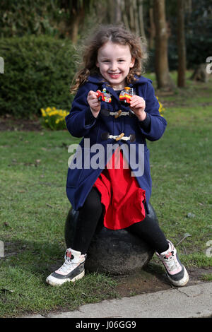 Una giovane ragazza nella foto al di fuori a giocare con lego in un parco a bognor regis, west sussex, Regno Unito. Foto Stock