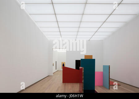 Vista attraverso gli spazi fieristico con Ellsworth Kelly sculture. Museo Voorlinden, Wassenaar, Paesi Bassi. Architetto: kraaijvanger architetti, 2016. Foto Stock