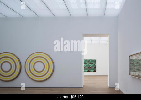 Vista attraverso gli spazi fieristico con Ellsworth Kelly dipinti. Museo Voorlinden, Wassenaar, Paesi Bassi. Architetto: kraaijvanger architetti, 2016. Foto Stock