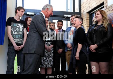 Il Principe di Galles incontra il personale come egli apre il nuovo Whitehaven foyer, una carità partnership che offre alloggi e servizi di sostegno ai giovani locali in alloggiamento necessario durante una visita di Whitehaven in Cumbria. Foto Stock