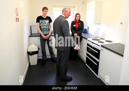 Il Principe di Galles incontra il personale come egli apre il nuovo Whitehaven foyer, una carità partnership che offre alloggi e servizi di sostegno ai giovani locali in alloggiamento necessario durante una visita di Whitehaven in Cumbria. Foto Stock