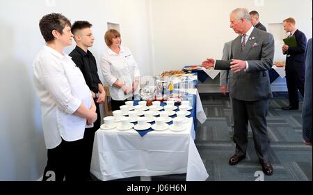 Il Principe di Galles incontra il personale come egli apre il nuovo Whitehaven foyer, una carità partnership che offre alloggi e servizi di sostegno ai giovani locali in alloggiamento necessario durante una visita di Whitehaven in Cumbria. Foto Stock